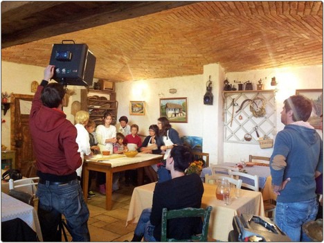 Snemanje prikaza starih obrti in običajev na Kozjanski domačiji