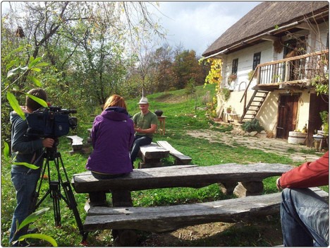 Snemanje prikaza starih obrti in običajev na Kozjanski domačiji